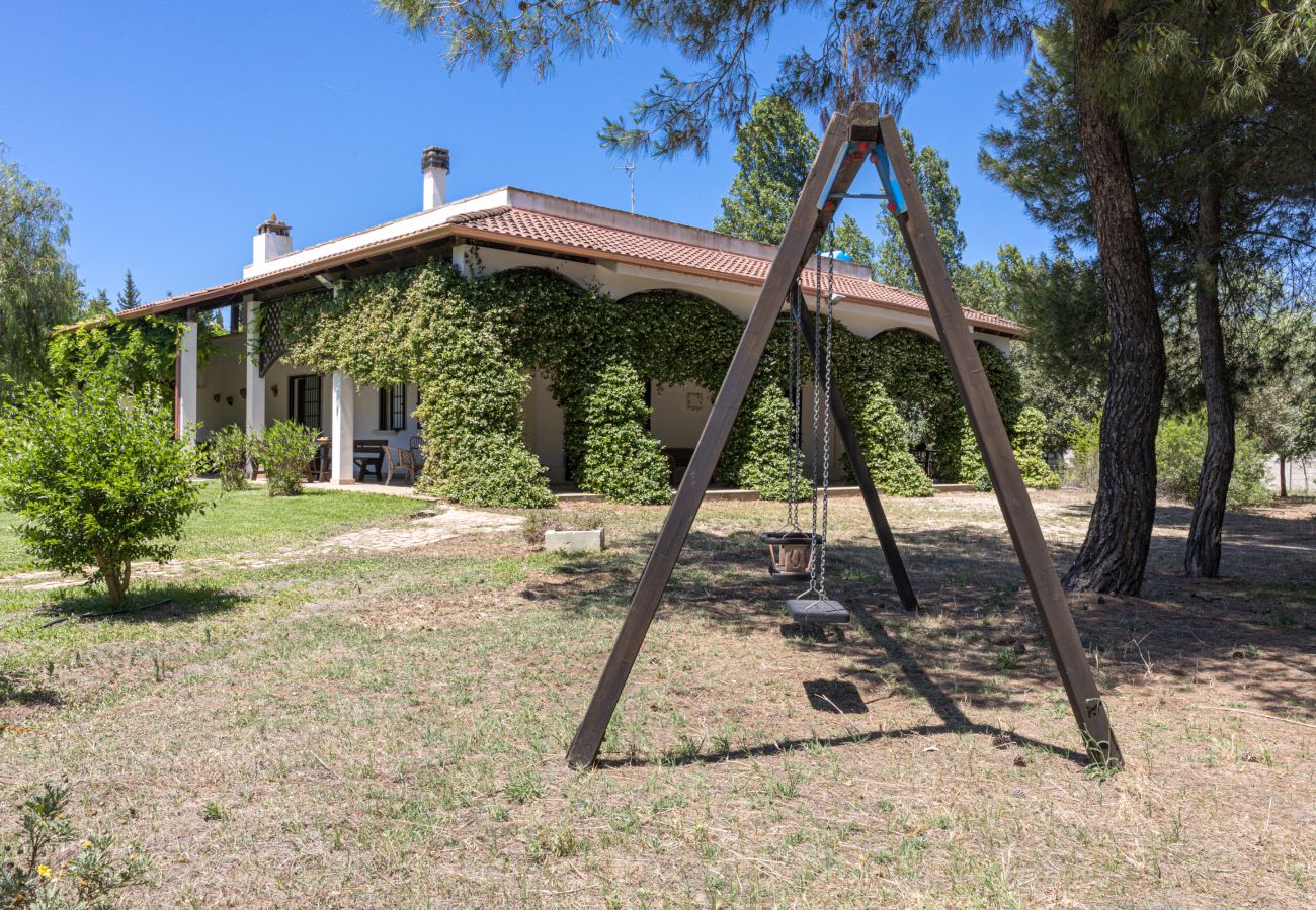 Villa a Galatina - Dimora di campagna con immensa piscina e parco