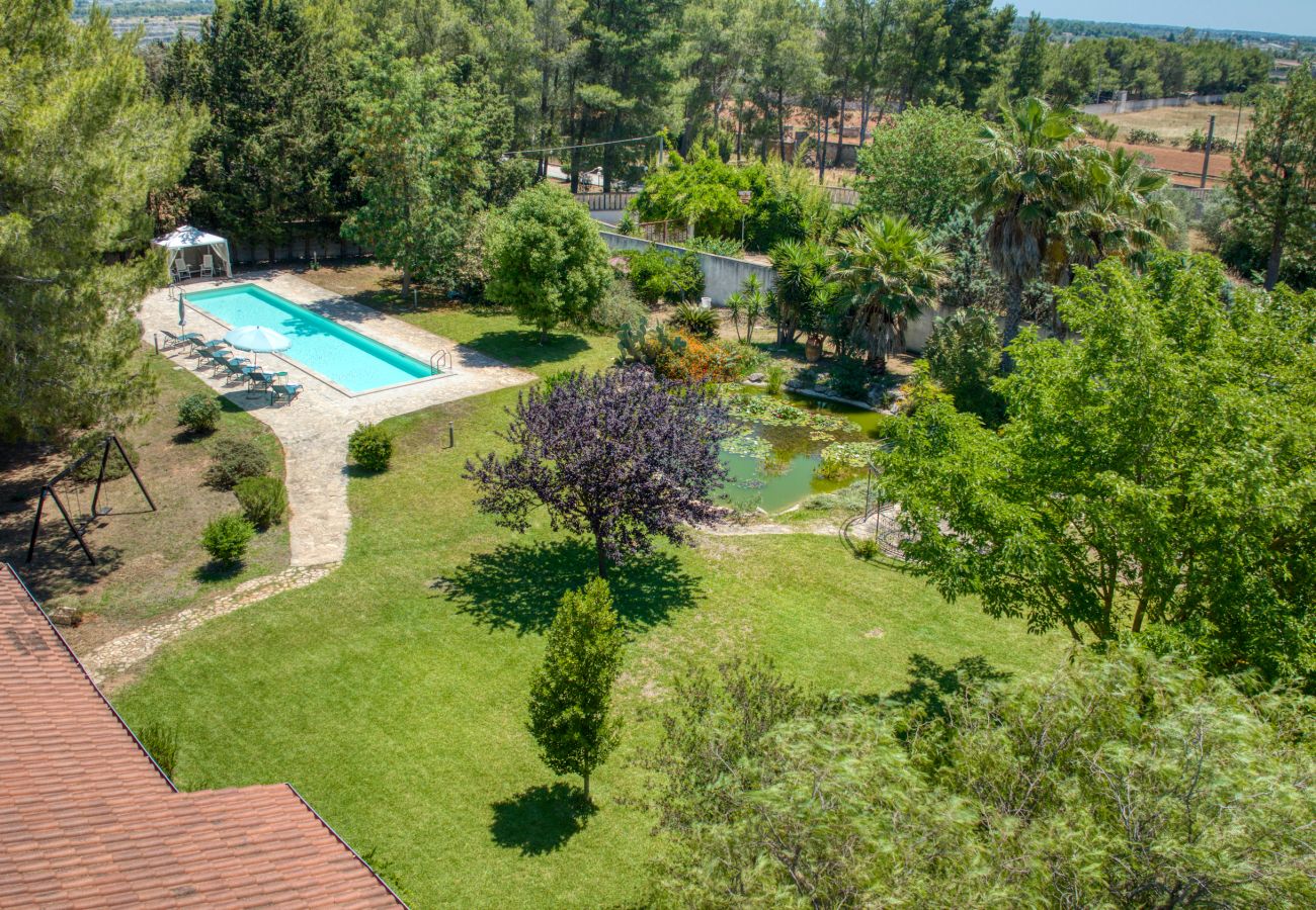 Villa a Galatina - Dimora di campagna con immensa piscina e parco