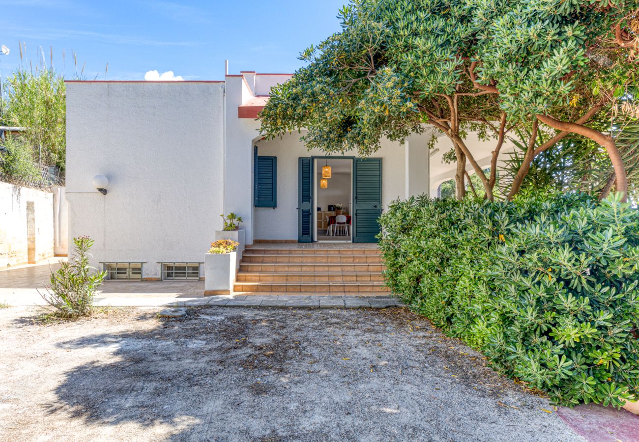 Villa a Pescoluse - Villa di campagna con vista mare e giardino