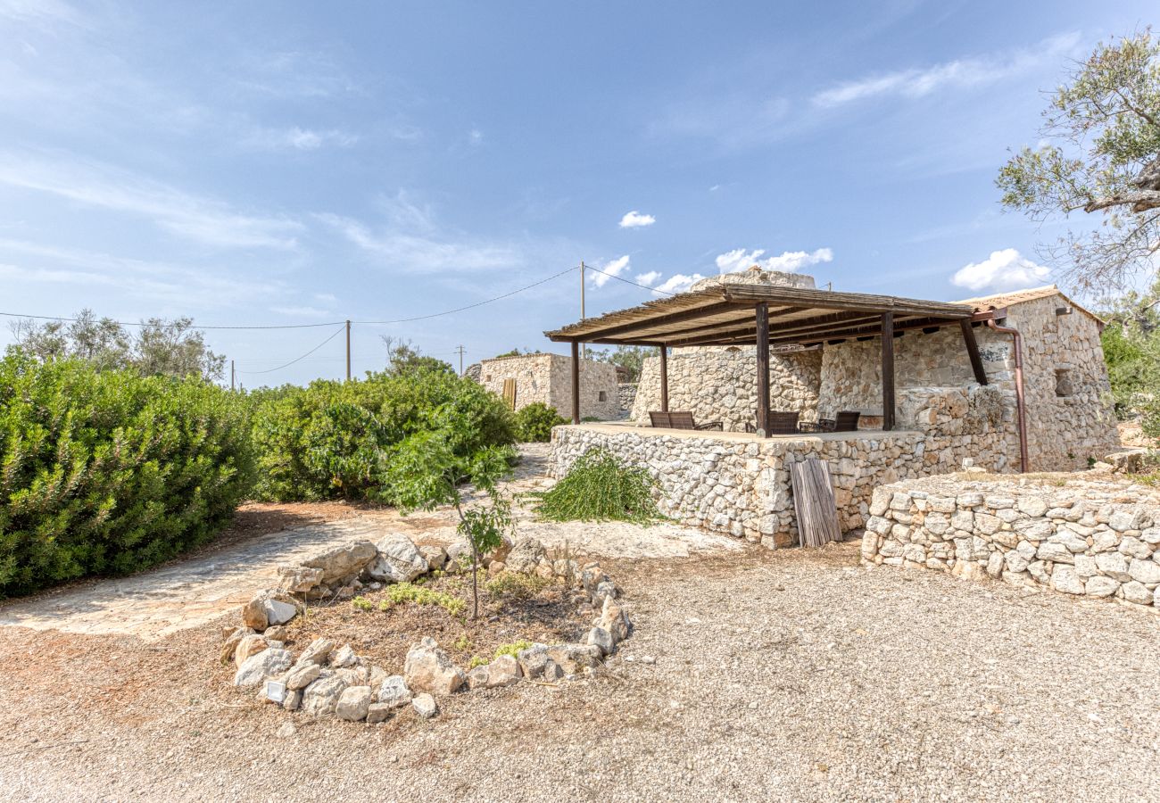 Villa a Pescoluse - Trulli in pietra con piscina infinity & vista mare