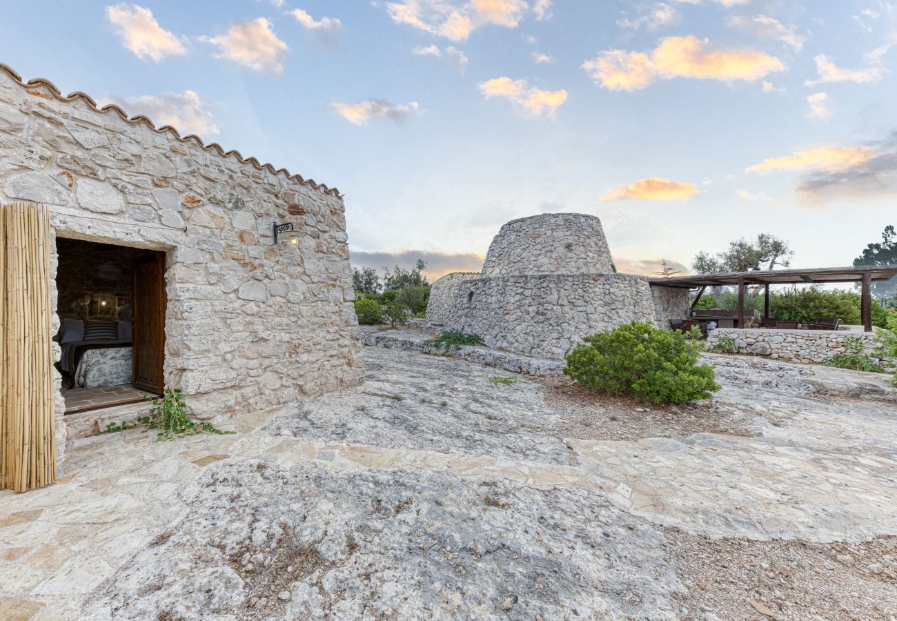 Villa a Pescoluse - Trulli in pietra con piscina infinity & vista mare