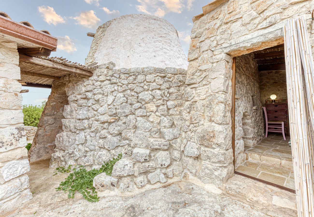 Villa a Pescoluse - Trulli in pietra con piscina infinity & vista mare