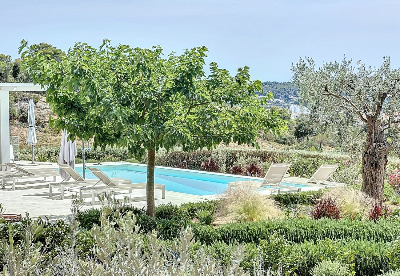 Villa a Porto Heli - Villa contemporanea con piscina, vista mare stupenda