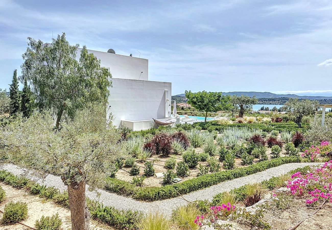 Villa a Porto Heli - Villa contemporanea con piscina, vista mare stupenda