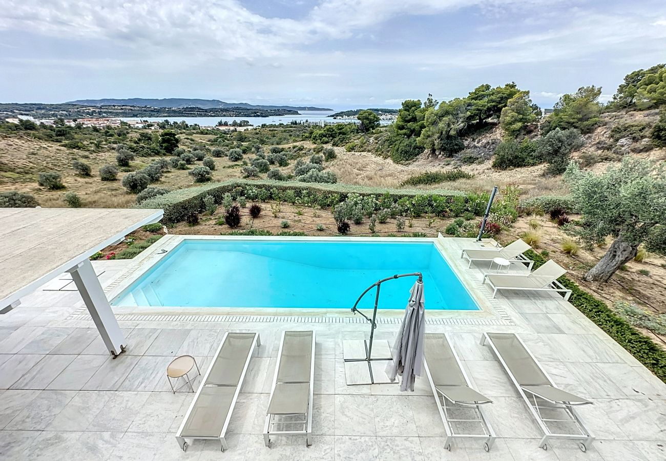 Villa a Porto Heli - Villa contemporanea con piscina, vista mare stupenda