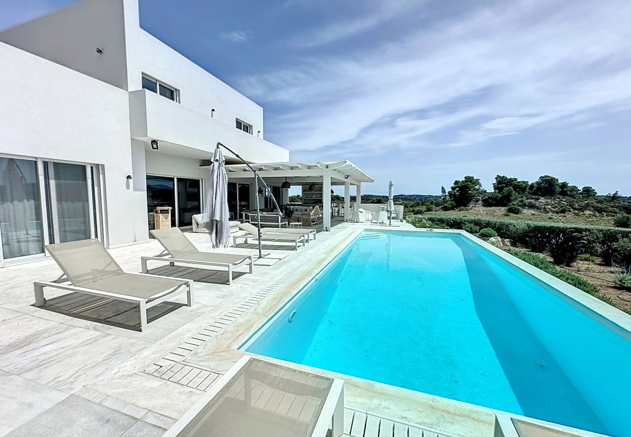 Villa a Porto Heli - Villa contemporanea con piscina, vista mare stupenda