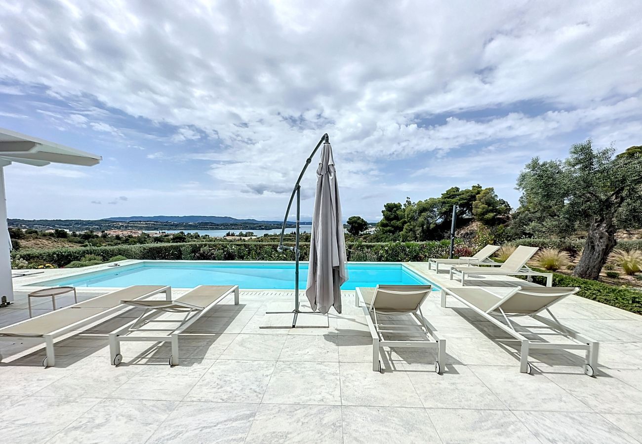 Villa a Porto Heli - Villa contemporanea con piscina, vista mare stupenda