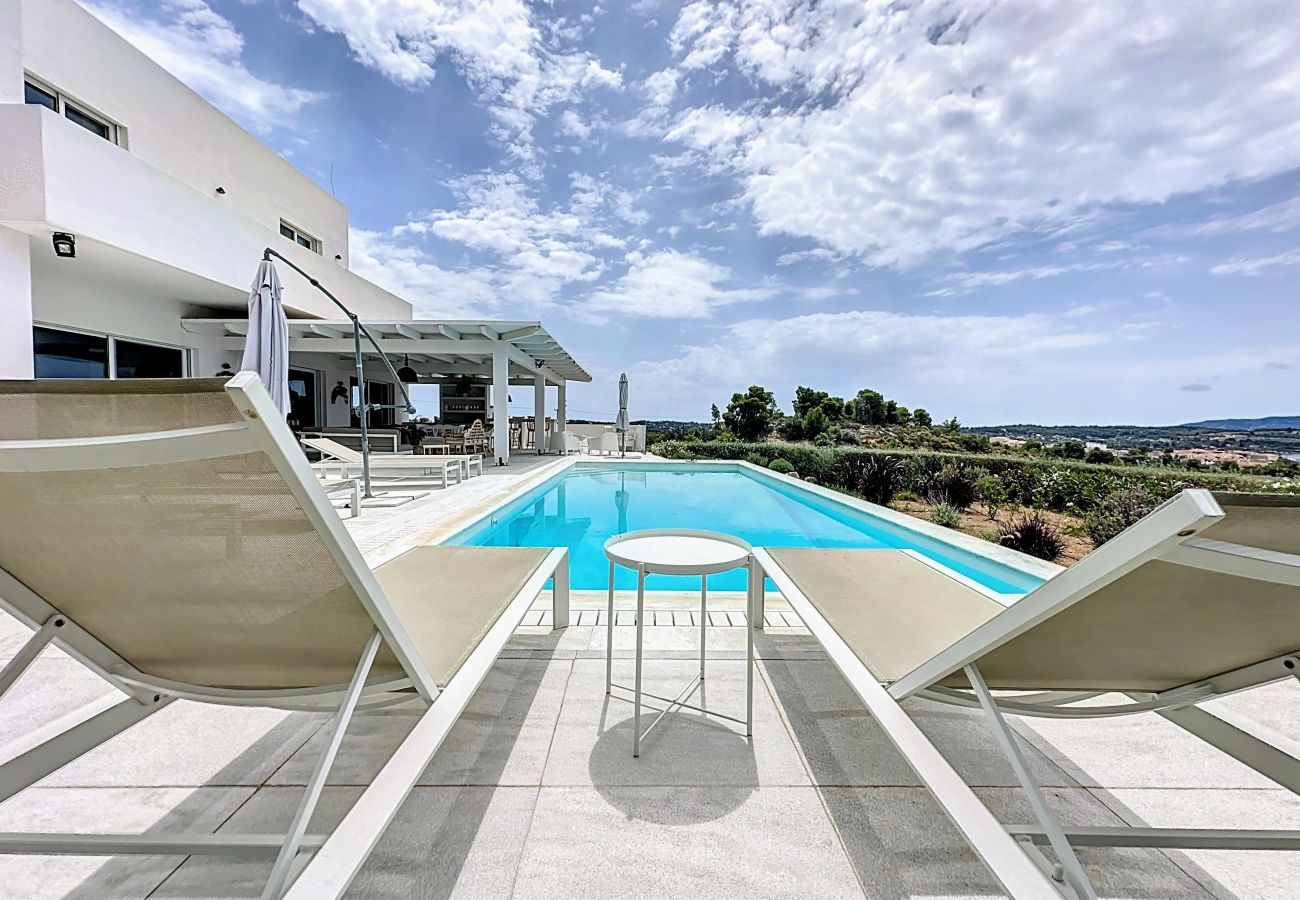 Villa a Porto Heli - Villa contemporanea con piscina, vista mare stupenda