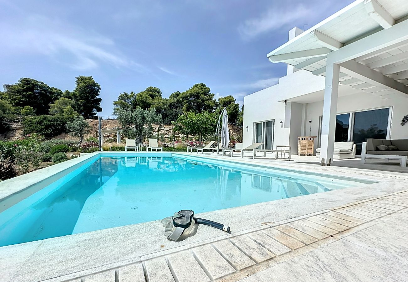 Villa a Porto Heli - Villa contemporanea con piscina, vista mare stupenda