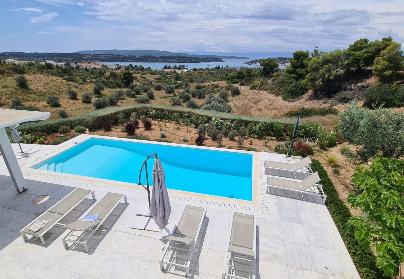 Villa a Porto Heli - Villa contemporanea con piscina, vista mare stupenda